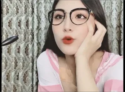 Em gái xinh vú to dâm quá khoe hàng cực nét