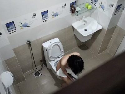 Quay trộm con em bé sinh viên phòng bên đi đái