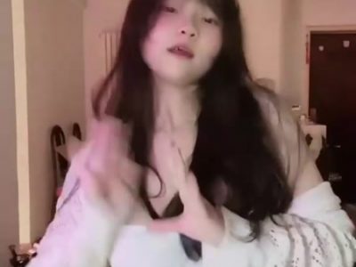 Vừa nhảy vừa cởi đồ gái nứng mới lớn dâm đãng quá