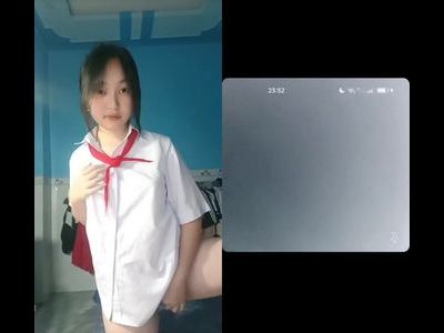 Em học sinh cấp 2 đeo khăn quàng đỏ thủ dâm