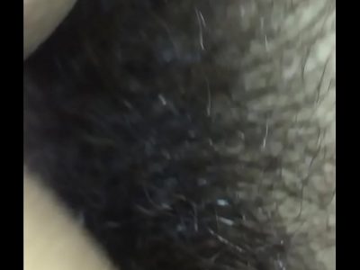 Đụ lồn dâm lông lá múp xinh không che