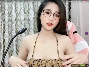 Em gái xinh mà dâm vl khoe hàng múp rụp cực nét