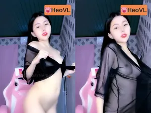 Em gái livestream khoả thân lắc cơ mông dẻo như kẹo kéo gọi vốn