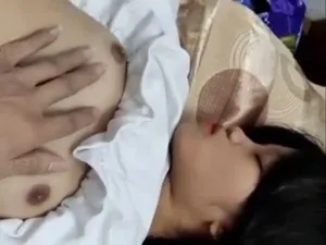 Địt con em lồn non tơ ngại máy quay xuất tinh lên người em phê quá đi