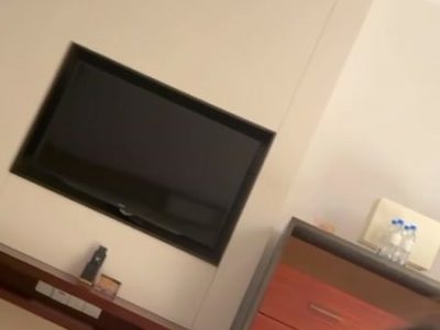 Vừa nghịch điện thoại gái dâm đãng vừa bú liếm cu phê