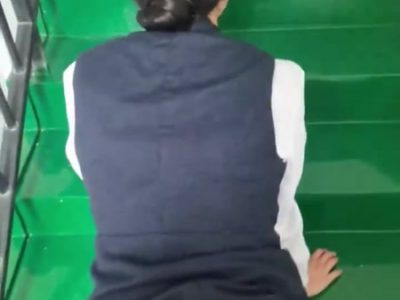 Địt con bé đồng nghiệp dâm đãng doggy trên cầu thang