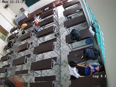 Học sinh thản nhiên vụng trộm với nhau trong lớp học