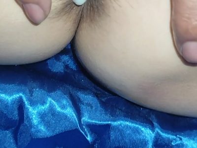 Đeo bao vào tay móc lồn bé hàng xóm đầy nước