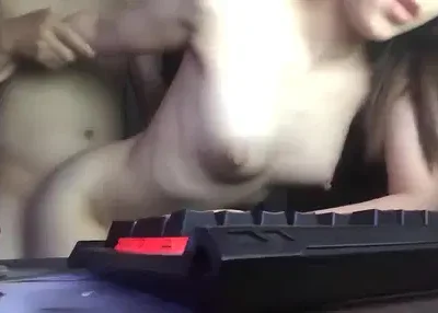 Chịch doggy đè em lên bàn chơi sướng lên đỉnh