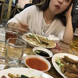 Dân xem đĩ ăn tối rồi về phòng trọ rồi địt