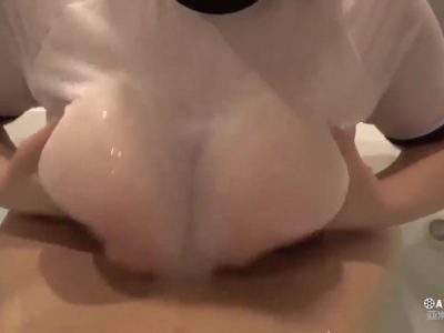 Nữ sinh ngực siêu bự làm cho con cặc của bạn tình bắn tinh