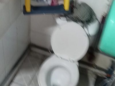 Quay lén em gái đang cạo lông lồn khi tắm