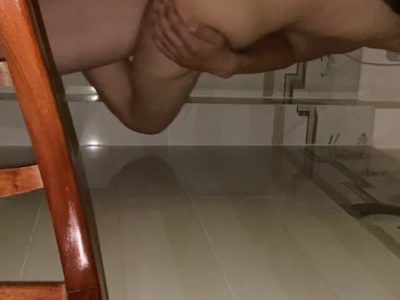 Bế gái lên địt sướng quá dâm đãng trong nhà nghỉ phê