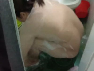 Quay bé hàng xóm vừa đụ xong đang tắm nè