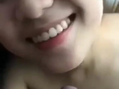 Bé yêu ngon cười xinh dâm bú liếm cu anh phê