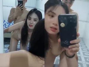 Đụ em doggy trước gương cực nứng tình