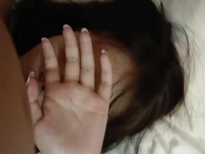 Em xinh ngại ngùng che mặt bú liếm cu anh cực đã