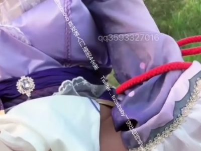 Gái dâm wibu thẩm du bướm bằng sextoy ngoài trời