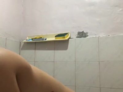 Sinh viên vú bự mình dây cởi đồ tắm rửa nghịch lồn quá đã