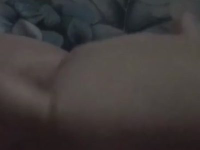Cô bé nứng quá quay video nghịch lồn cho anh ghệ xem