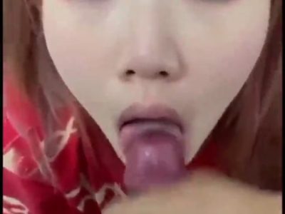 Bé yêu xinh gái bú liếm con cu phê lòi đá lưỡi cực nứng